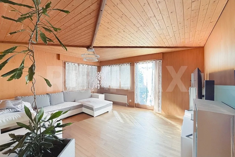 Casa a tre famiglie con spazio commerciale - in zona residenziale e commerciale mista