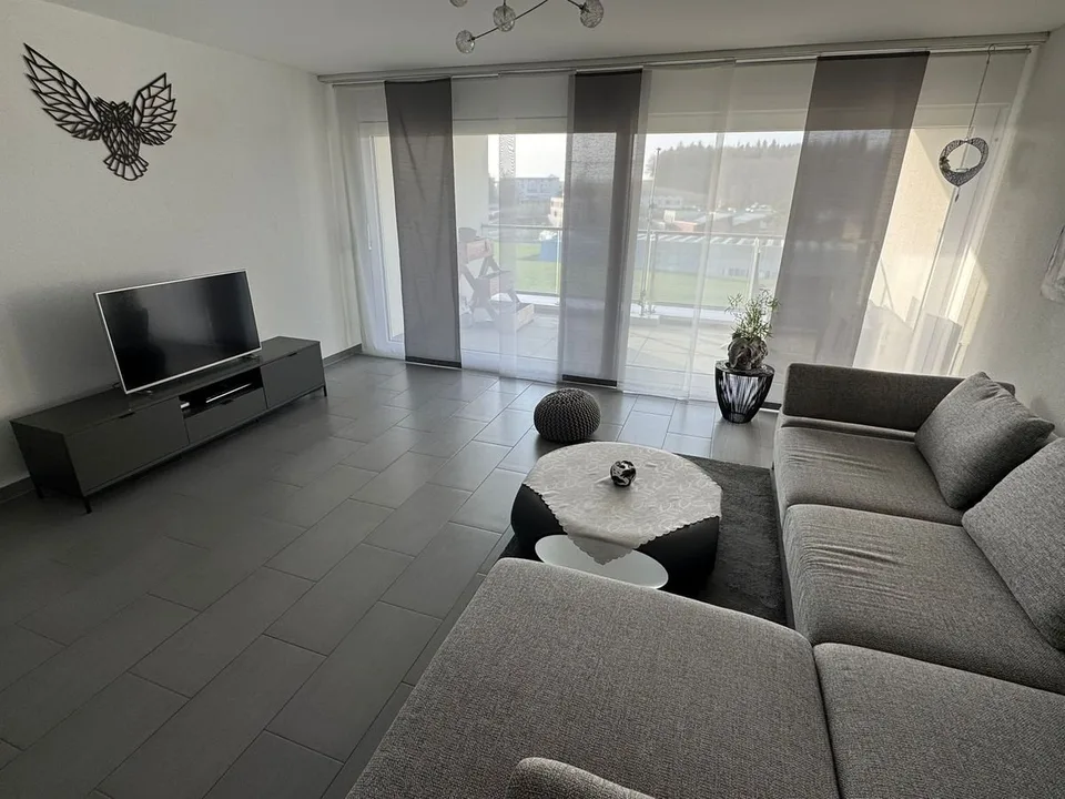 Bellissimo appartamento di 3.5 locali - ampio balcone - in un piccolo edificio