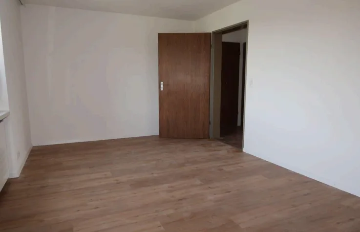 Ruhige grosszügige 2.5-Zimmer-Wohnung mit Terrasse in Stallikon