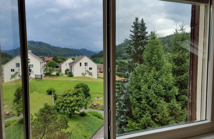 Ruhige grosszügige 2.5-Zimmer-Wohnung mit Terrasse in Stallikon