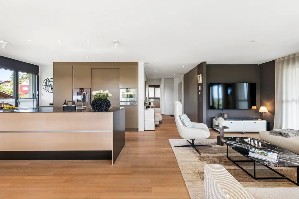 Moderne 3.5-Zimmer-Eigentumswohnung mit grossem Balkon und Aussicht ins Grüne