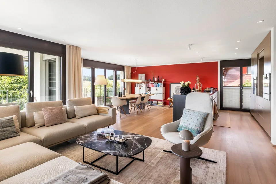 Moderne 3.5-Zimmer-Eigentumswohnung mit grossem Balkon und Aussicht ins Grüne
