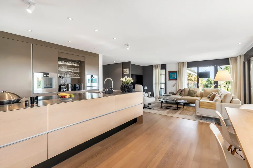 Moderne 3.5-Zimmer-Eigentumswohnung mit grossem Balkon und Aussicht ins Grüne