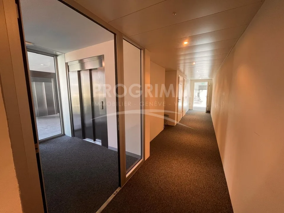 Secteur Jonction - Superbes bureaux de 100m2 - 3ème étage - Lumineux et climatisés - Places de pkg en option.