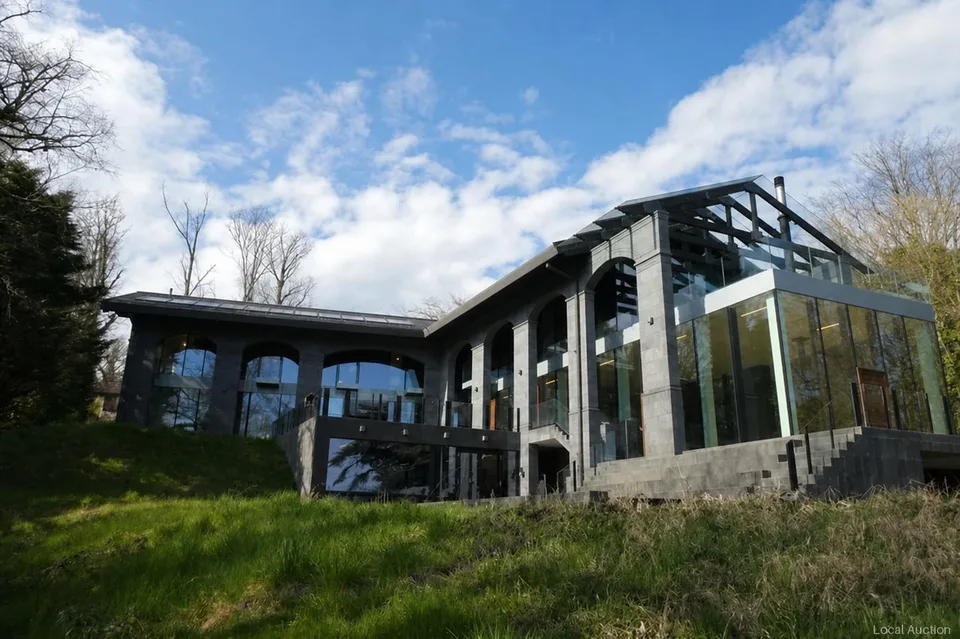 Villa am See mit Pool