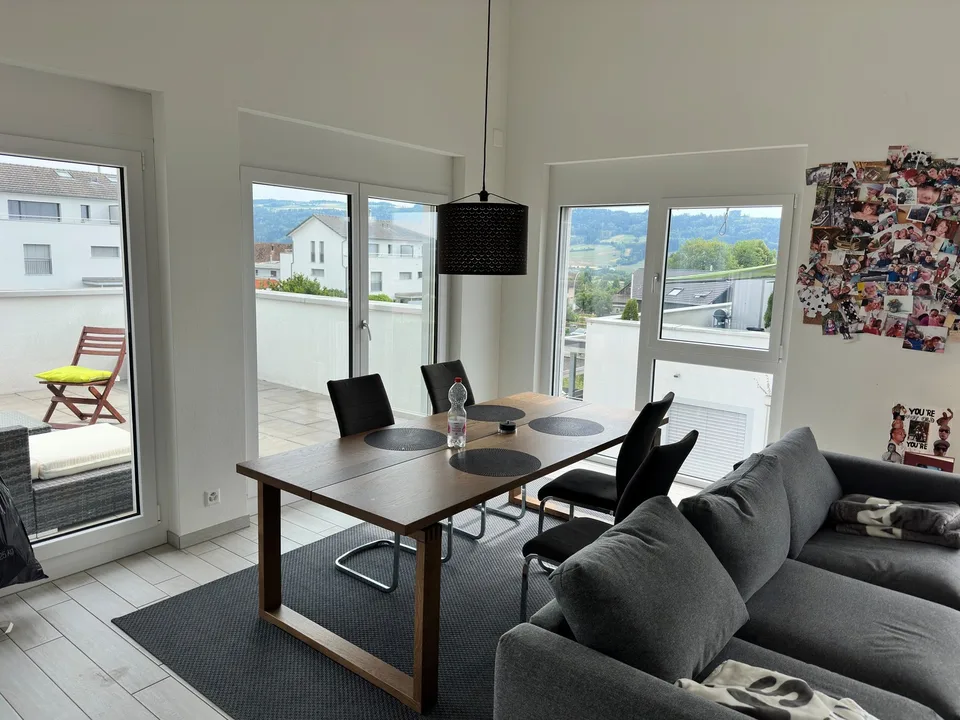 Appartement attique spacieux 2.5 pièces dans un environnement verdoyant