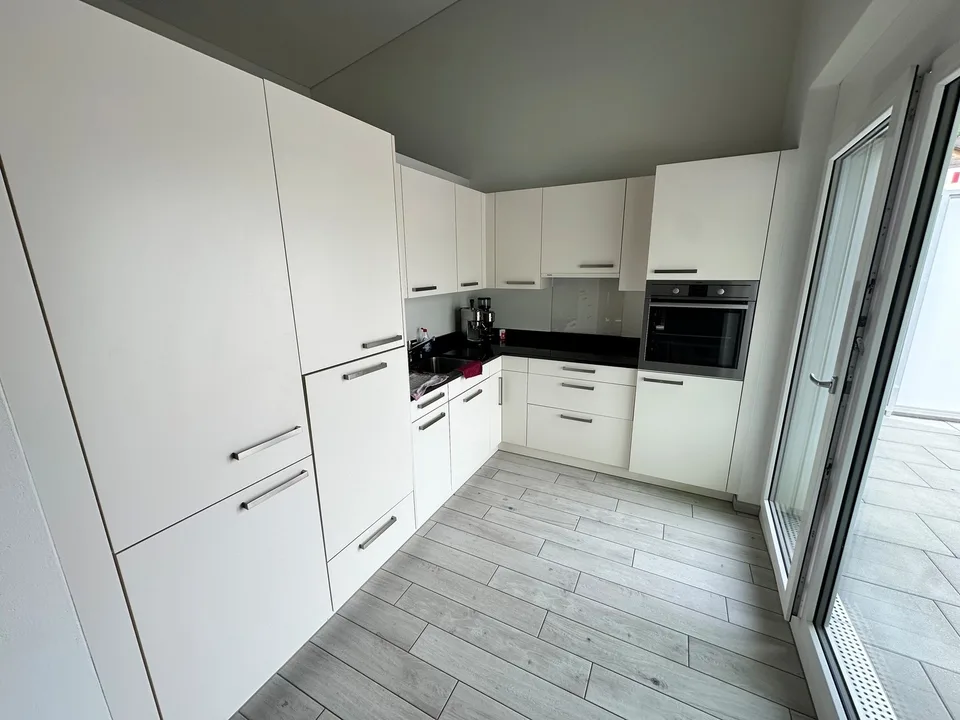 Appartement attique spacieux 2.5 pièces dans un environnement verdoyant