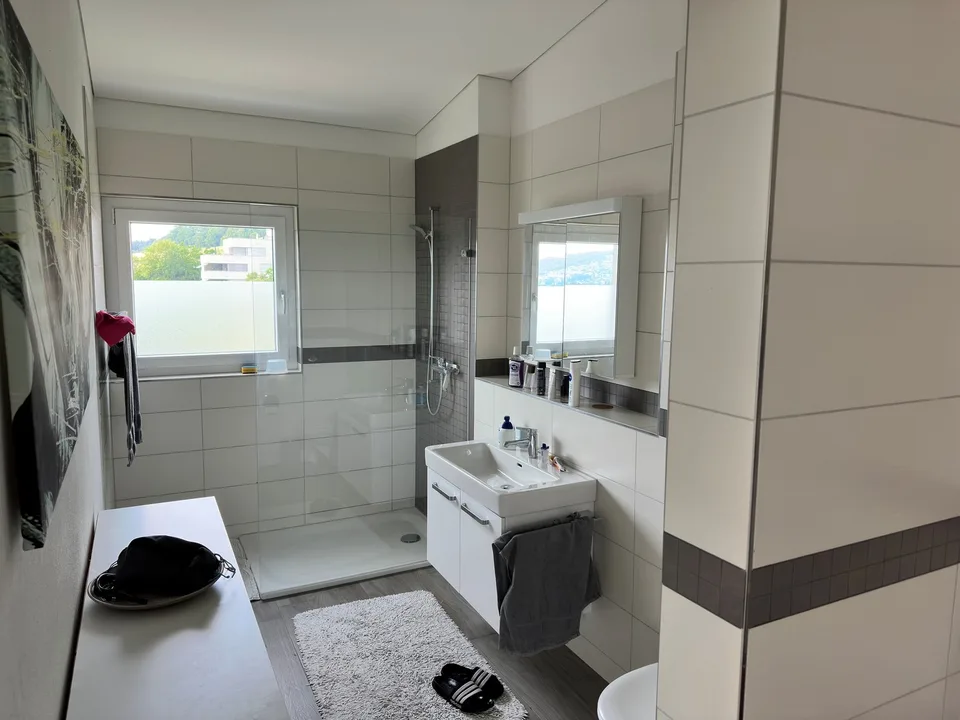 Appartement attique spacieux 2.5 pièces dans un environnement verdoyant