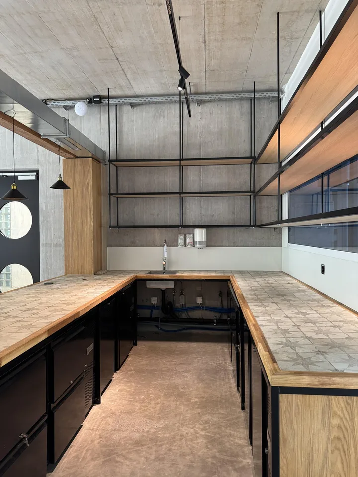 Spazio gastronomico pronto all'uso in un edificio nuovo