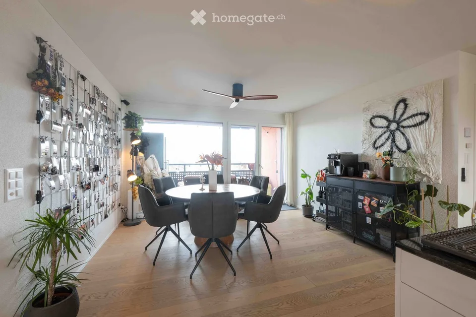 Chambre de coloc partagée lumineuse dans un appartement de grenier de rêve