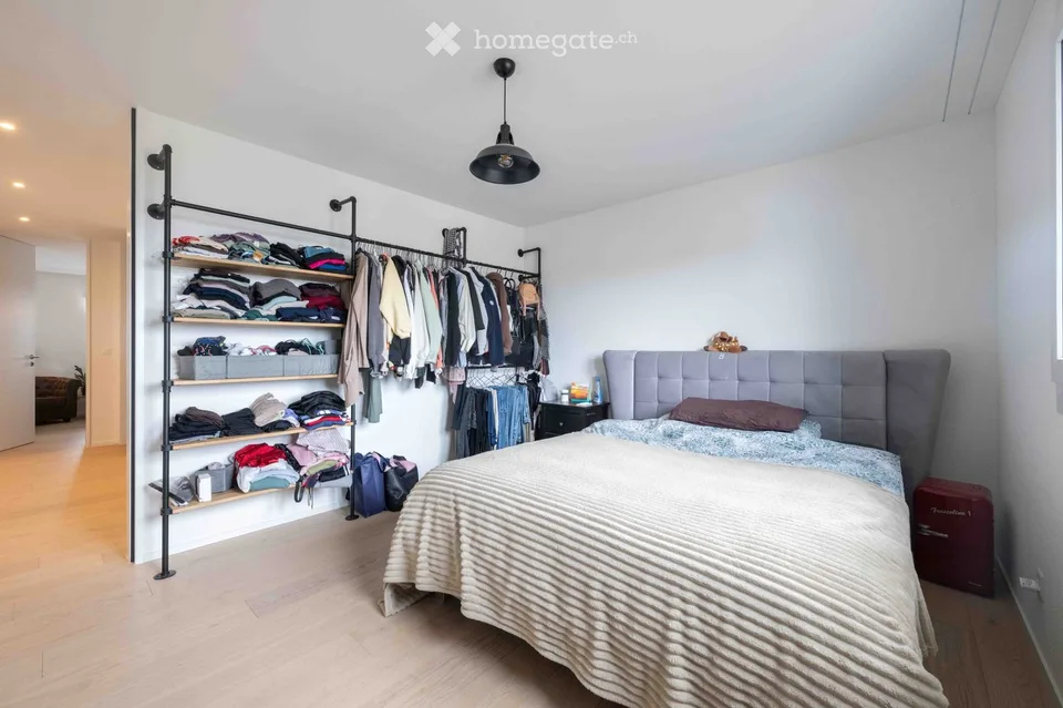 Chambre de coloc partagée lumineuse dans un appartement de grenier de rêve