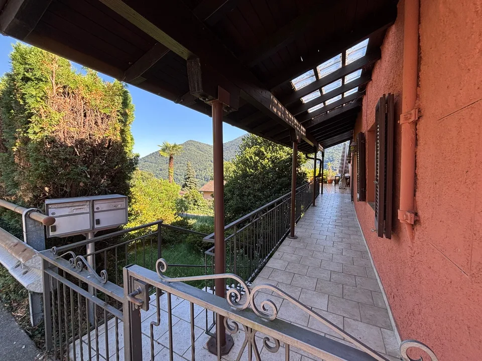 Casa indipendente con terrazzo, vista aperta e piccolo giardino