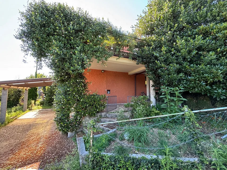 Casa indipendente con terrazzo, vista aperta e piccolo giardino
