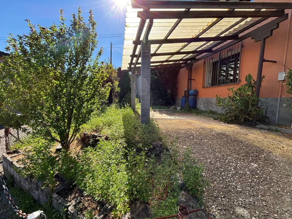 Casa indipendente con terrazzo, vista aperta e piccolo giardino