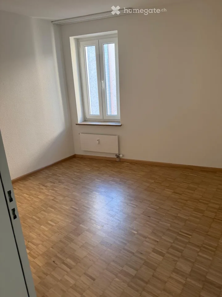 Appartamento moderno di 3 camere con balcone sulla strada principale a Birsfelden