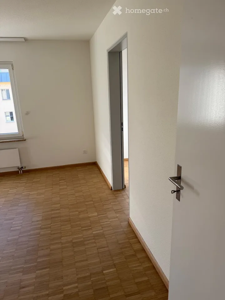 Appartamento moderno di 3 camere con balcone sulla strada principale a Birsfelden