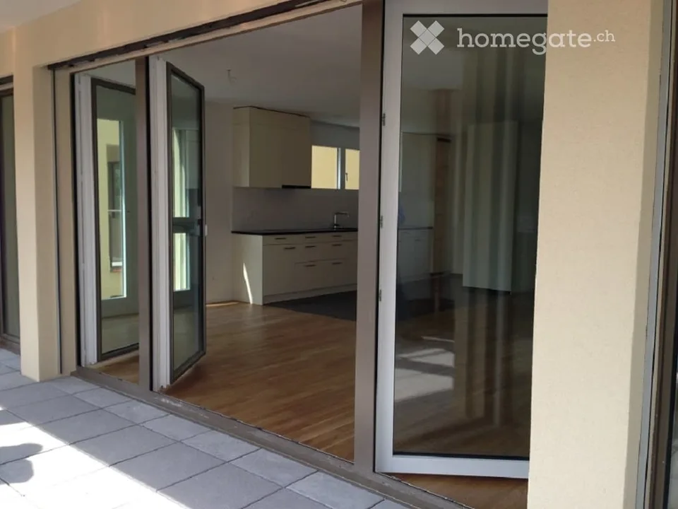 Moderne Gartenwohnung mit gedecktem Sitzplaz in Seenähe