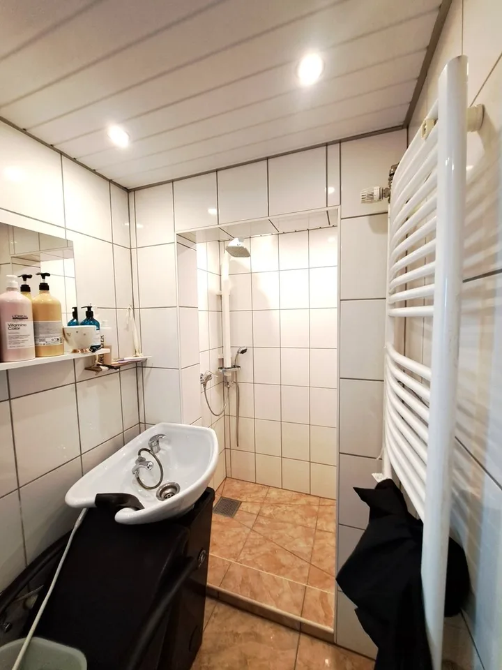 Casa d'angolo multifamiliare redditizia in posizione centrale