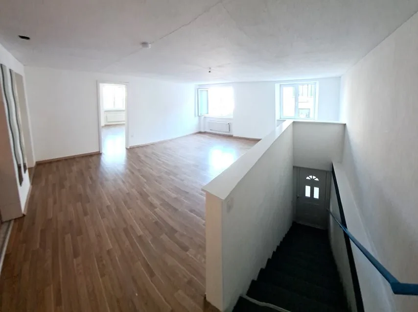 Casa d'angolo multifamiliare redditizia in posizione centrale