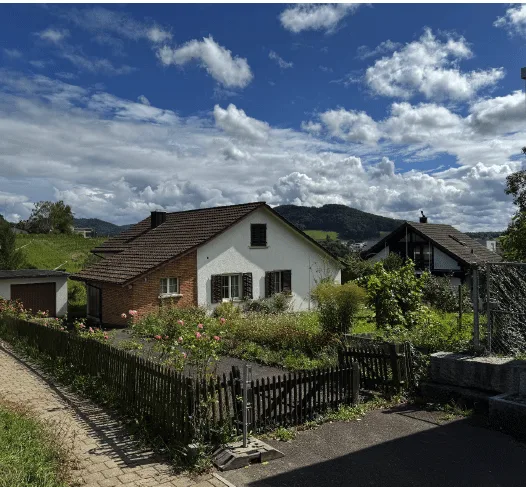 Charmantes 4.5-Zimmer-Einfamilienhaus mit grossem Gartenparadies und separater Garage in Eglisau