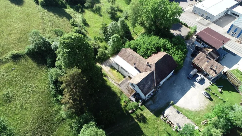 Proprietà di carattere con 3 appartamenti e terreno edificabile a Perrefitte