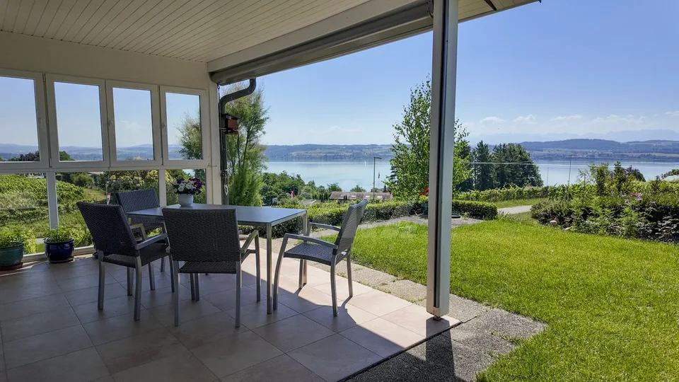 Bella villa curata con vista sul lago e le montagne – foto 12 di 13