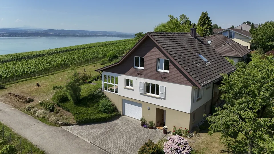 Schöne Villa mit Blick auf den See und die Berge