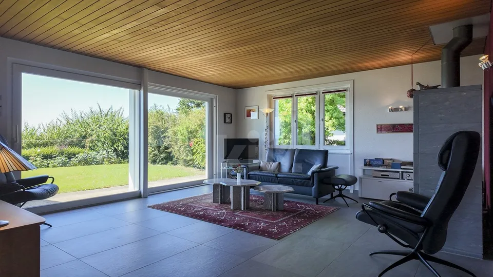 Schöne Villa mit Blick auf den See und die Berge