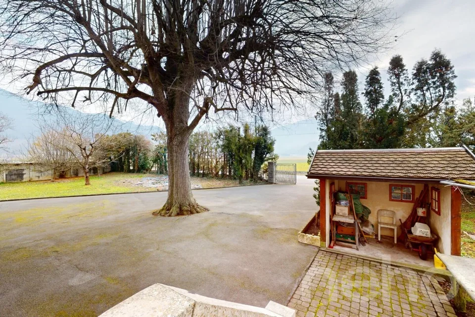 Edificio locativo e 3 aree per attività/magazzinaggio