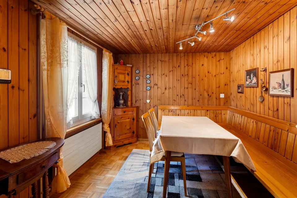 Casa a schiera caratteristica con fienile e grande giardino