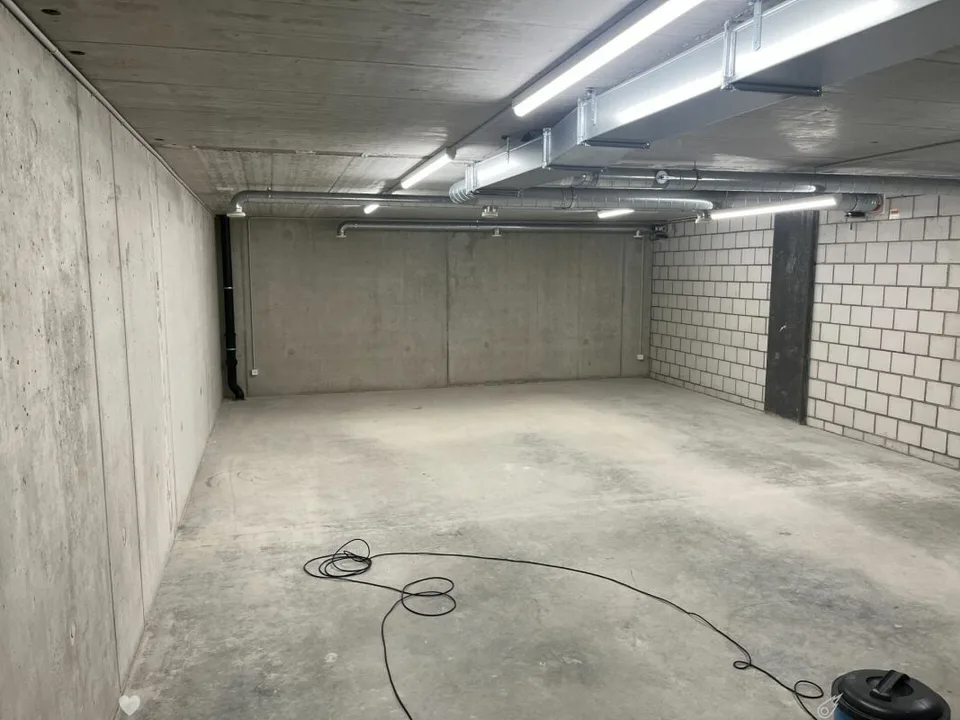 Locaux de stockage (61m2 + 153m2)