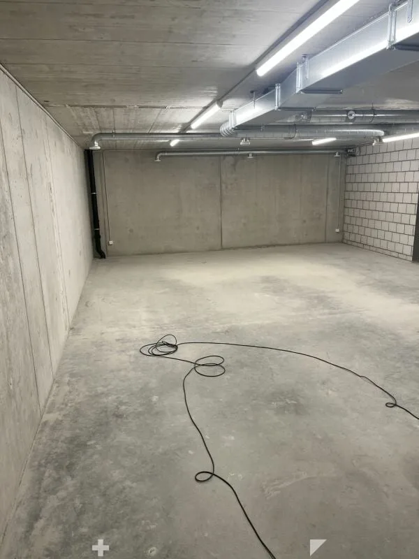 Locaux de stockage (61m2 + 153m2)