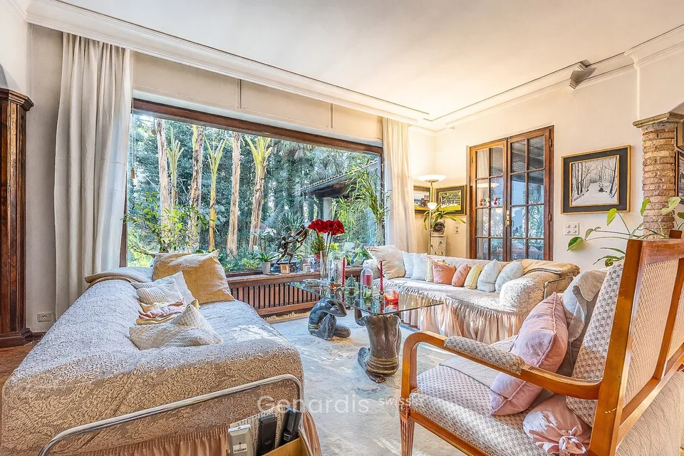 Elegante Villa con Piscina e Vista Panoramica a Collina d'Oro