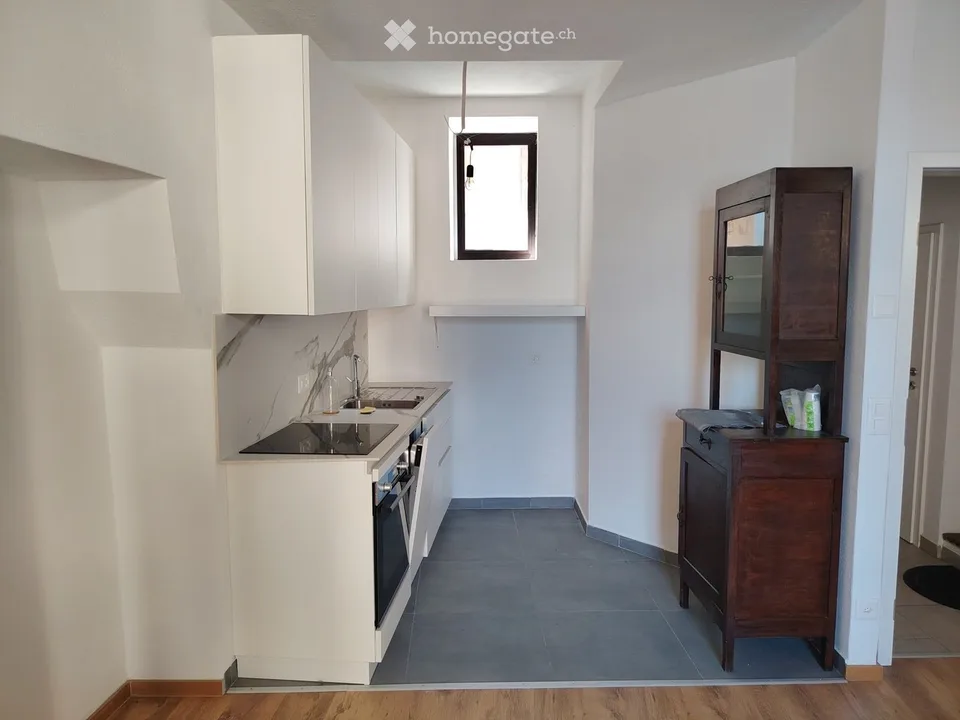 Appartement spacieux avec balcon et vue sur le lac à Ponte Tresa