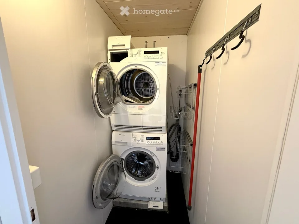 Charmante 2.5-Zimmer-Dachgeschosswohnung in Münsingen – sofort verfügbar!