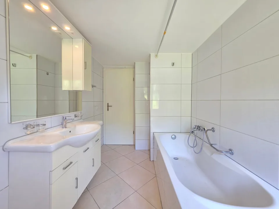 Appartement de 2,5 pièces rafraîchi – parfait pour les célibataires ou les couples !