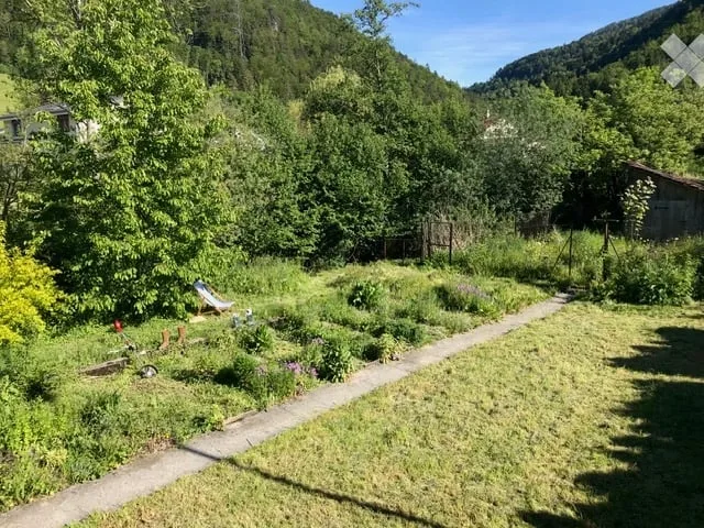 Liebhaberobjekt direkt am Bach mit grossem Garten, Scheune und eigenem Badeplatz