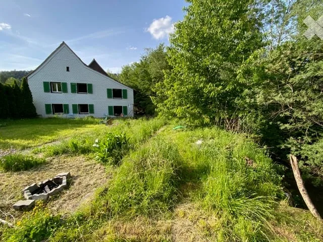 Liebhaberobjekt direkt am Bach mit grossem Garten, Scheune und eigenem Badeplatz