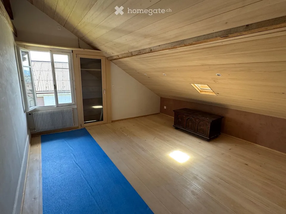 Frisch renovierte Dachwohnung