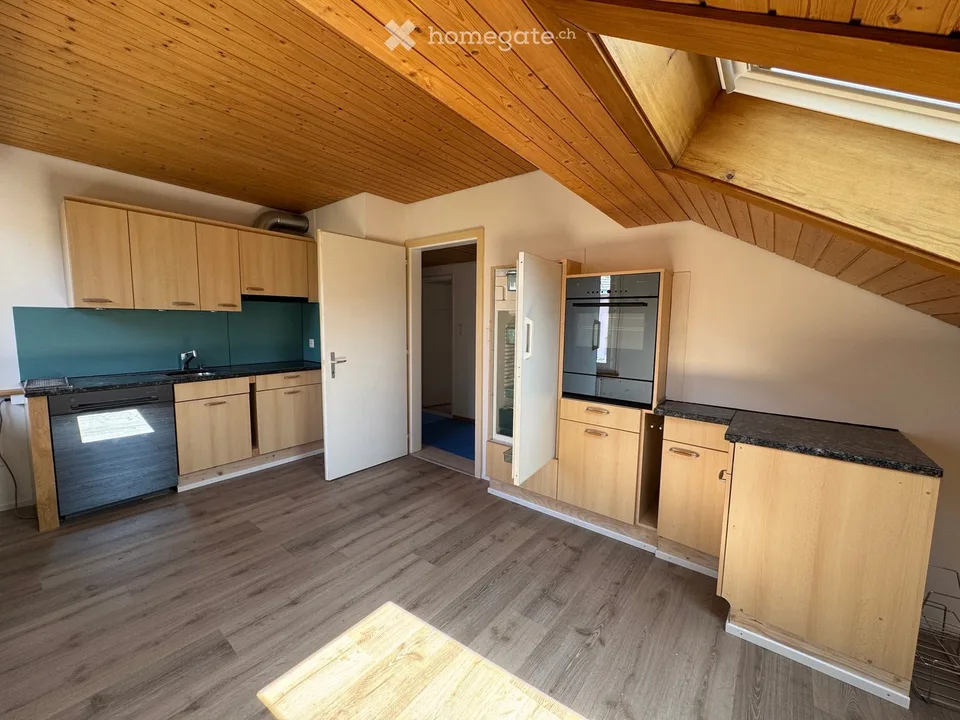 Frisch renovierte Dachwohnung