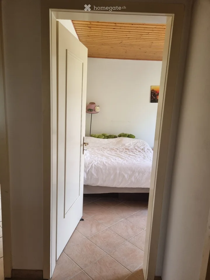 Zimmer mit Möbeln zur Miete in einer Villa