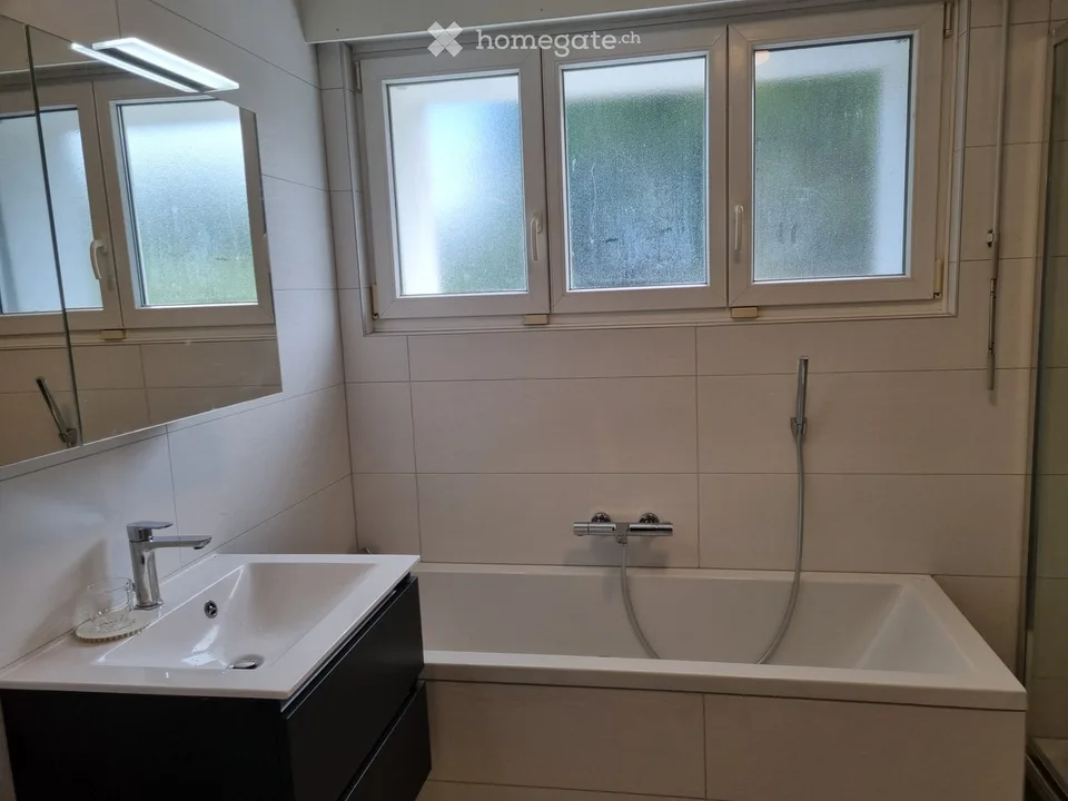 Zimmer mit Möbeln zur Miete in einer Villa