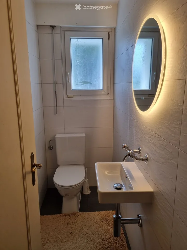Zimmer mit Möbeln zur Miete in einer Villa