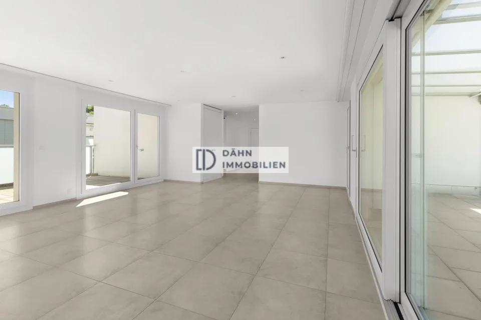 Attico luminoso di 5,5 locali con terrazza di 130 m² a Schlieren