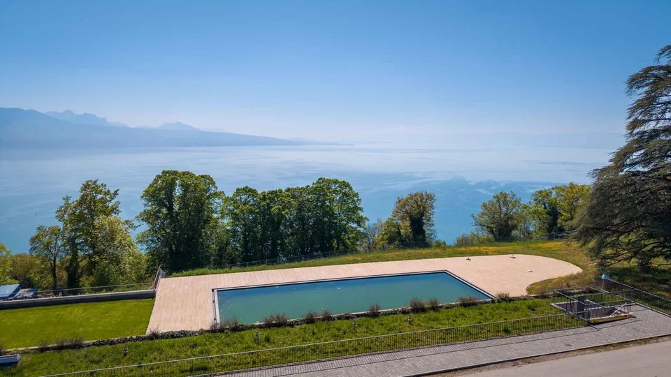 Un vero e proprio gioiello di 2,5 locali con ampio balcone e vista mozzafiato sul Lago di Ginevra