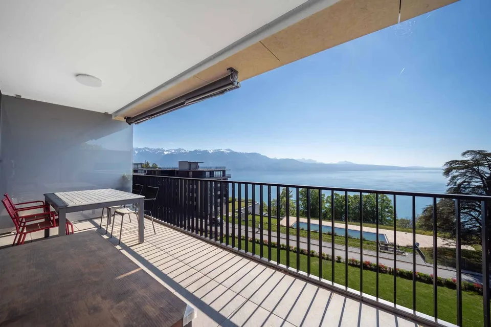 Un vero e proprio gioiello di 2,5 locali con ampio balcone e vista mozzafiato sul Lago di Ginevra