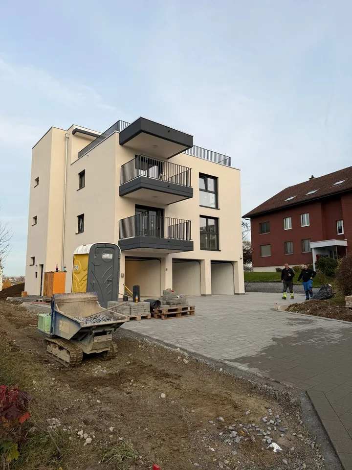 Moderne 2.5-Zimmer-Wohnung in Reinach mit Balkon und Garage