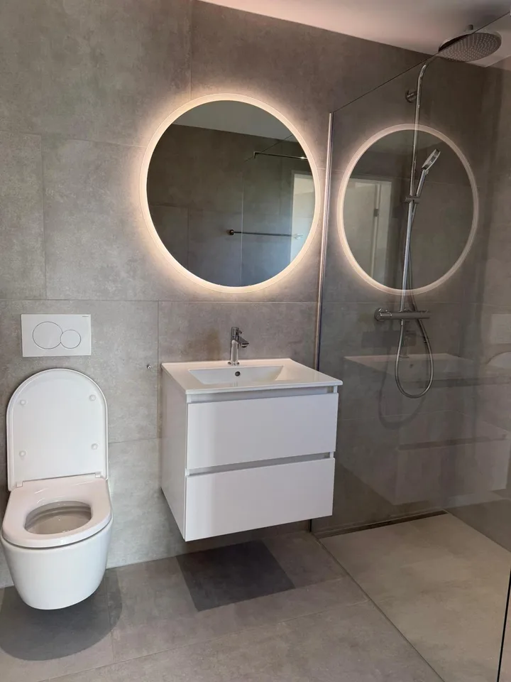 Appartamento moderno 2.5 locali a Reinach con balcone e garage