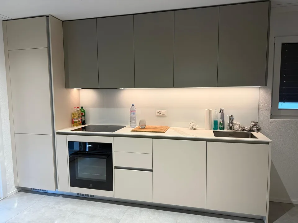 Appartamento moderno 2.5 locali a Reinach con balcone e garage