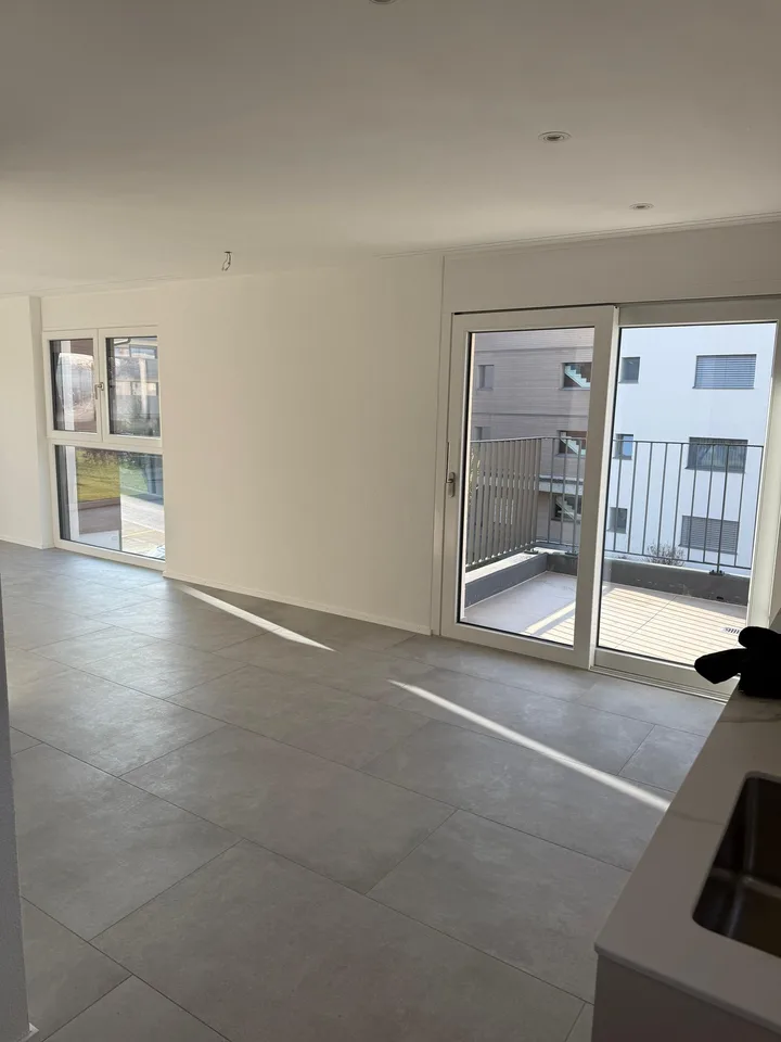 Appartamento moderno 2.5 locali a Reinach con balcone e garage